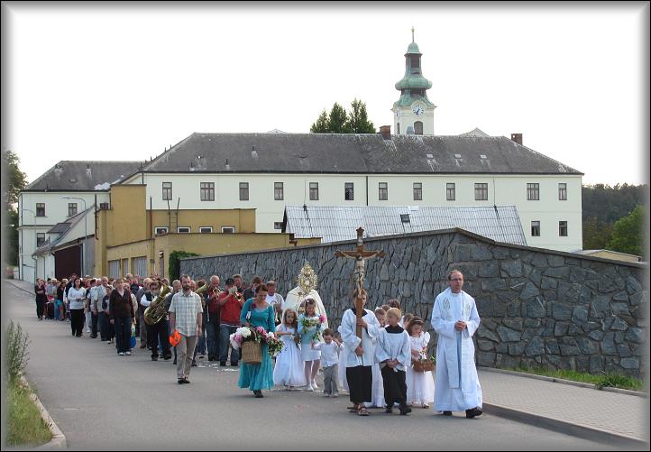  průvod jde kolem nemocniční zdi