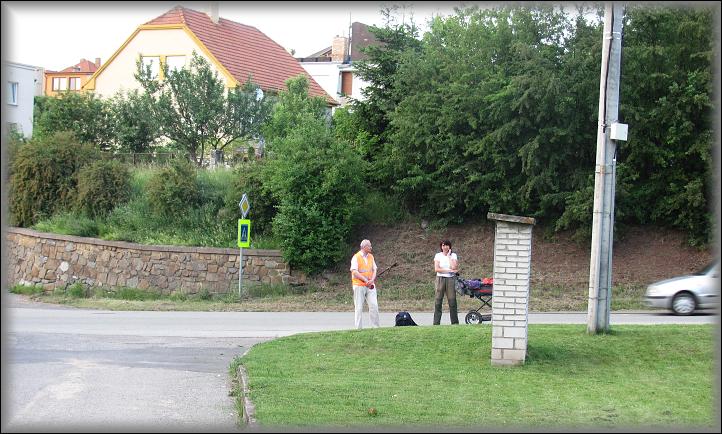  na křižovatce čeká Martin, aby v případě potřeby zastavil dopravu