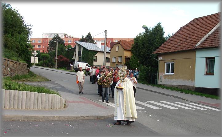  než všichni přejdou, nahromadí se v obou směrech požehnaně aut