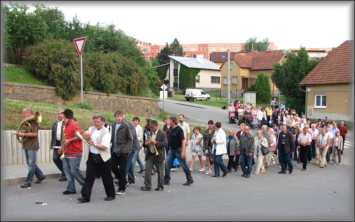  ulicí Na vyhlídce jdeme k farnímu kostelu