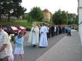  průvod jde kolem nemocniční zdi