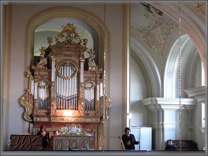  na kůru se připravují muzikanti
