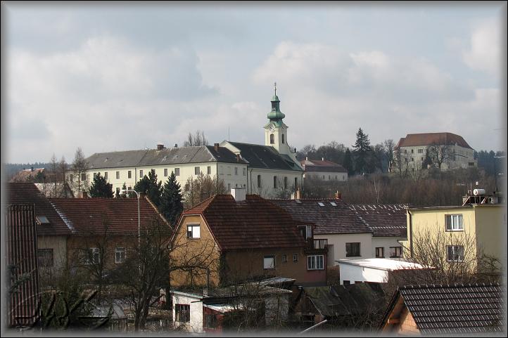  již několik dní mrzne a včera napadl sníh, který se leckde ještě drží