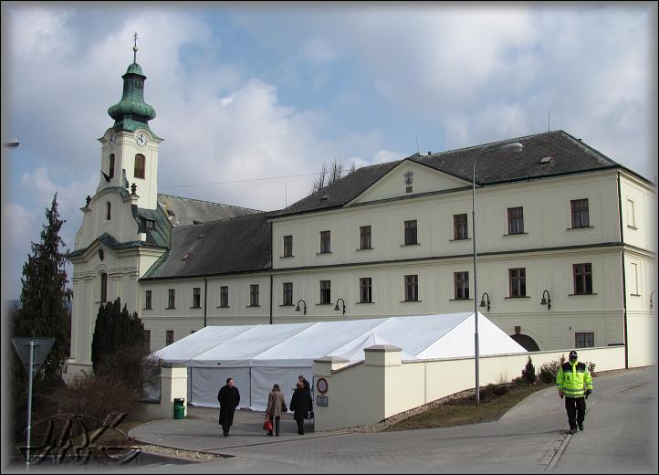  na nádvoří čeká na účastníky pohřbu, kteří se nevejdou do kostela, vyhřívaný stan