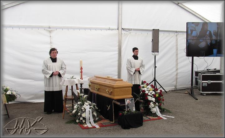  u rakve s ostatky otce Stanislava drží čestnou stráž ministrantská schola
