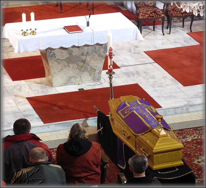  ornát a kalich na rakvi jako symbol kněžství