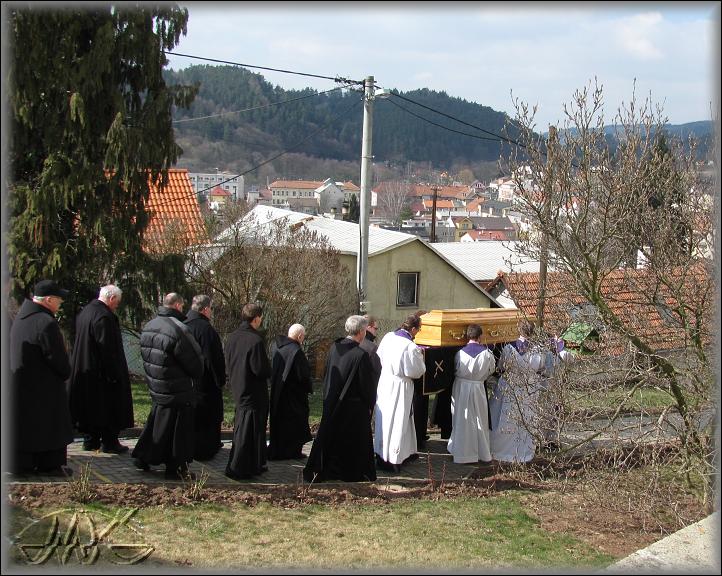  otce Stanislava nesou do hrobky čtyři kněží a čtyři řeholníci