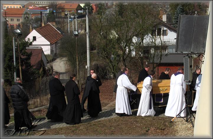  poslední modlitby nad rakví a osobní rozloučení spolubratří je také přenášeno televizí