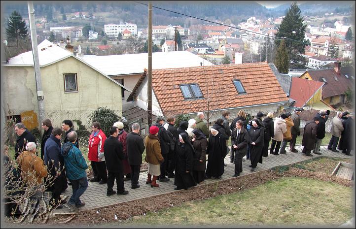  po skončení modliteb se do hrobky vydává proud věřících, aby se také s otcem převorem rozloučili