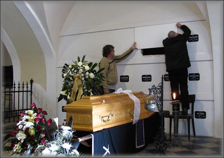  nejprve je třeba odkrýt připravený otvor
