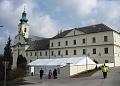  na nádvoří­ čeká na účastní­ky pohřbu, kteří se nevejdou do kostela, vyhřívaný stan