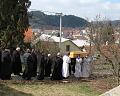  otce Stanislava nesou do hrobky čtyři kněží a čtyři řeholníci