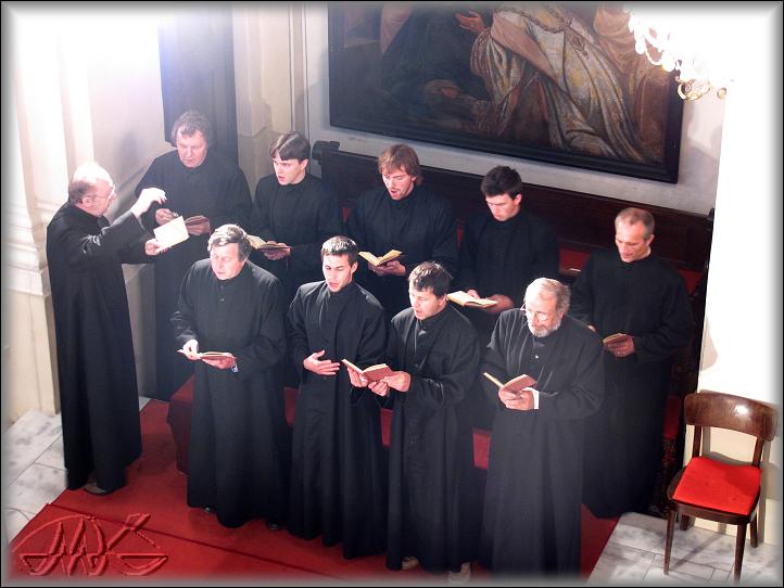  zahajuje schola s chorálním zpěvem Kyrie
