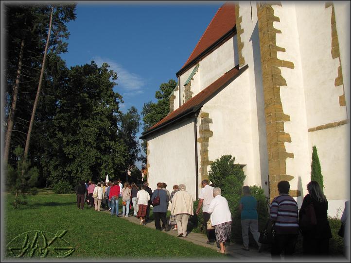  průvod se sochou Panny Marie vyráží z kostela