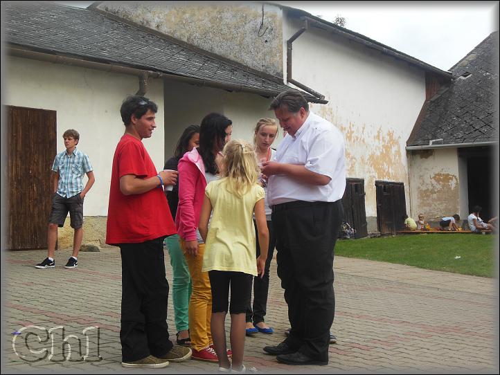 otec Robert rozdává autogramy