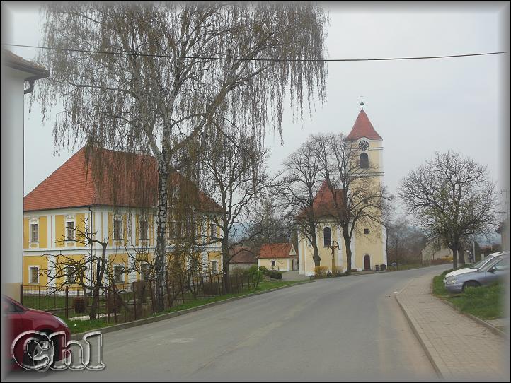 farní kostel svatých Filipa a Jakuba s farou