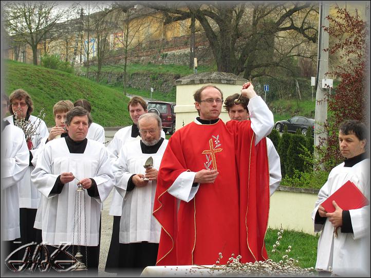 ještě druhou stranu, aby všechny ratolesti i přítomní byli požehnáni