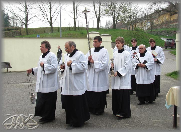 za zpěvu Ježíši, králi.. jdeme do kostela na pašije