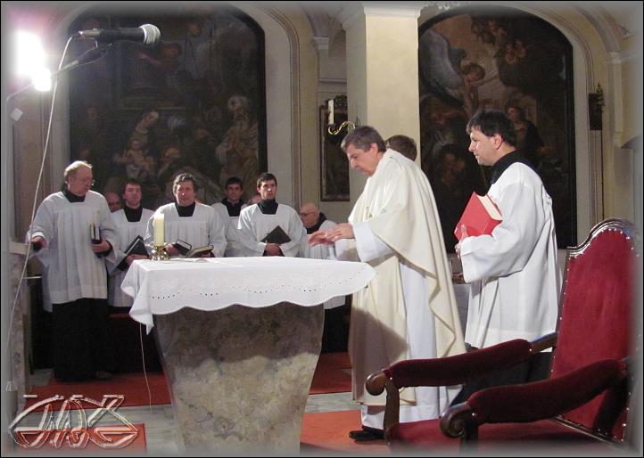 přistoupím k oltáři Božímu... k Bohu, který mne naplňuje radostí