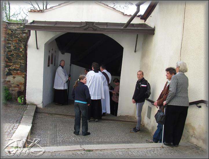 ke kostelu již přicházejí lidé na obřady Velkého pátku