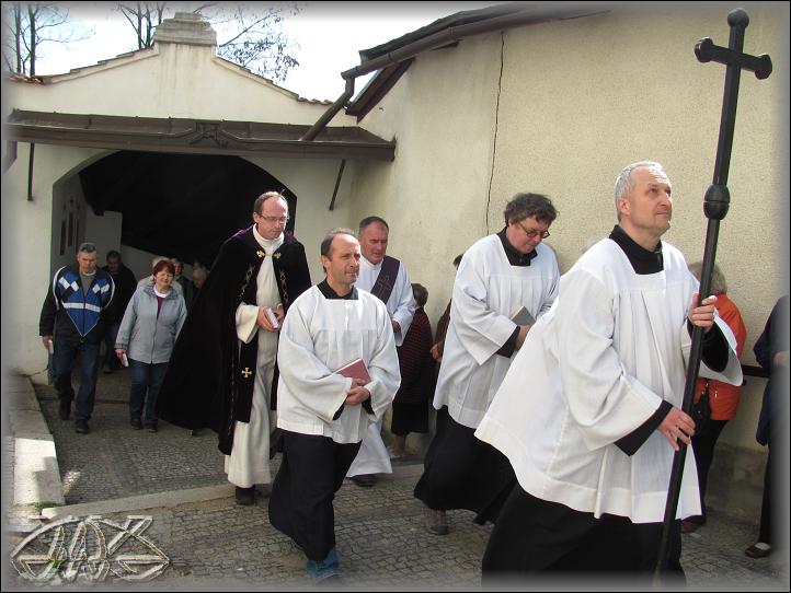 průvod jde přímo do kostela