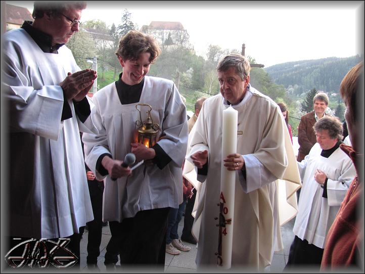 svíce se zapaluje až ve vchodě, protože hodně fouká