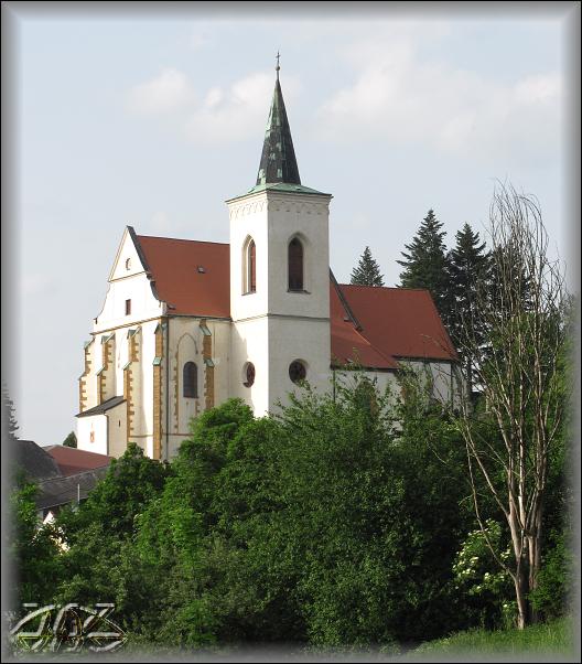 nad farním kostelem se stahují mraky