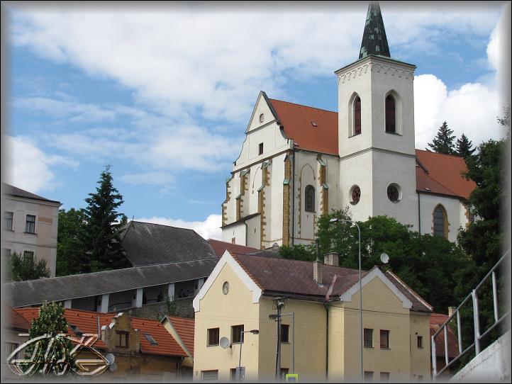 fortnou se ubírají věřící, kteří chtějí s Martinem prožít jeho první mši svatou