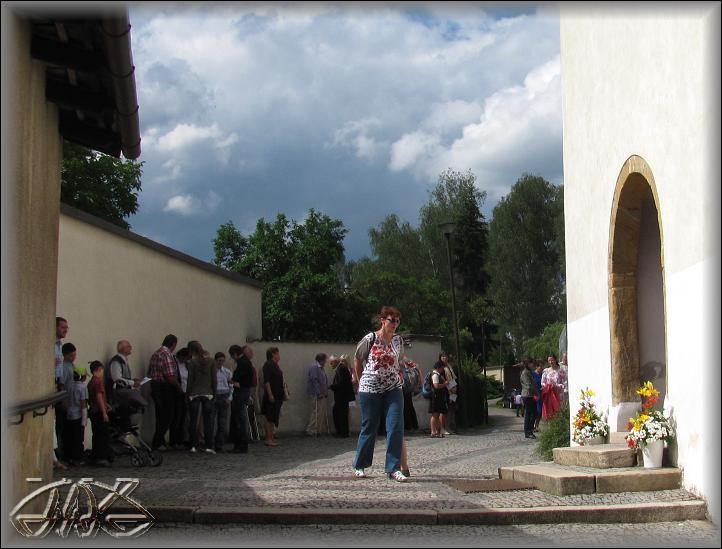 všude kolem kostela už je plno lidu