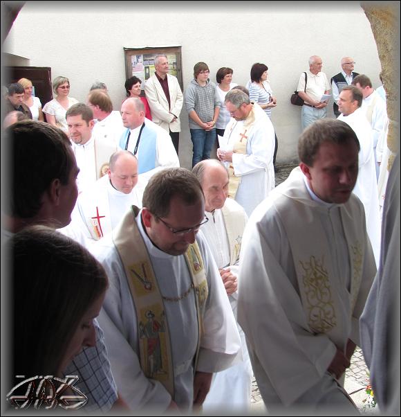 někteří kněží se pozdravují s lidmi