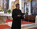 otec Alois čte o lásce z 1. listu apoštola Pavla Korintským