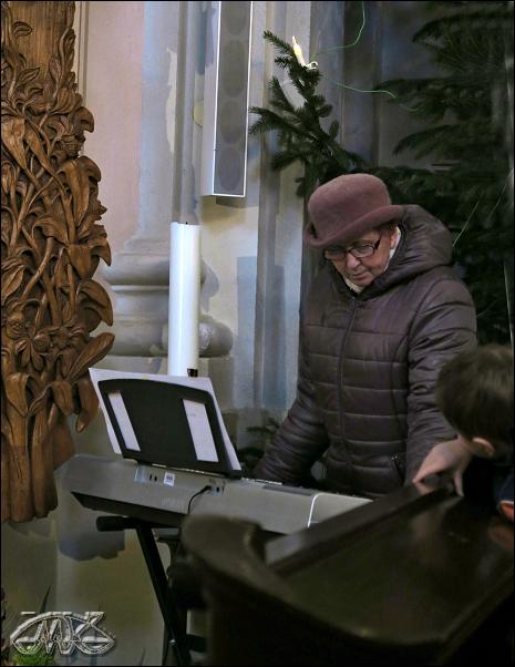 Marie si připravuje klávesy pro hudební doprovod