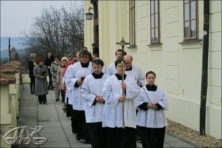 za ministranty a otcem Aloisem jdou i lidé z kostela