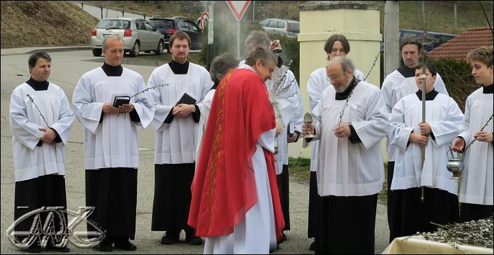 příprava kadidla před evangeliem