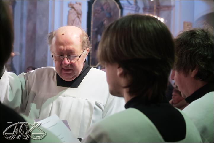 schola k tomu pěje žalm