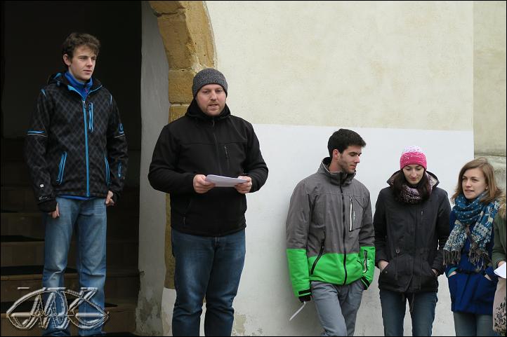 tato křížová cesta je minimalistická, vždy dvě věty přečte někdo z vás, pak budou prosby za lidi z budov, u nichž budeme stát
