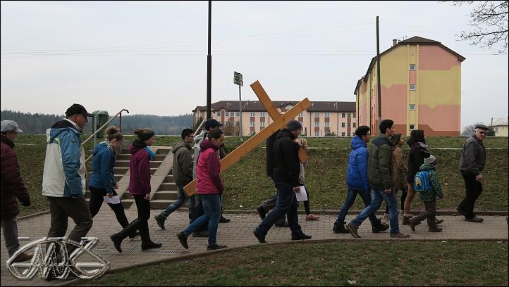 vzadu dům s pečovatelskou službou