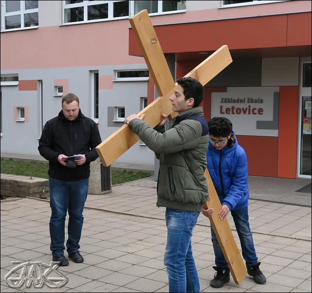 mládež přebírá kříž a nese jej k dalšímu zastavení