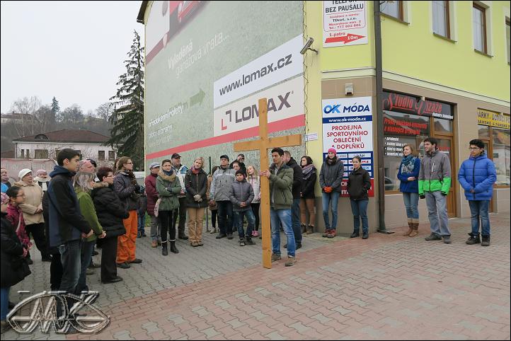 u kruhového objezdu prosíme za všechny, kteří projíždějí a procházejí kolem nás, abchom pro ně byli světlem a svědectvím