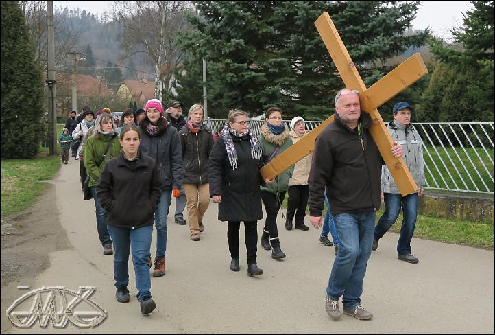 Královcem nesou kříž manželé Královcovi