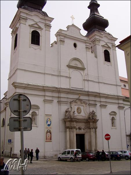 Průčelí kostela sv. Kříže