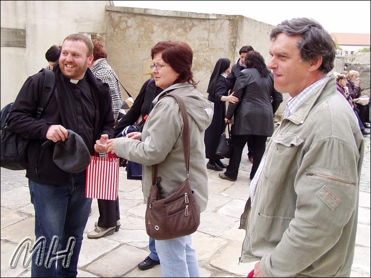 Rodiče a kolega sledují, jak mizí za zatáčkou