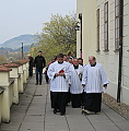 průvod ministrantů již vyrazil z kostela