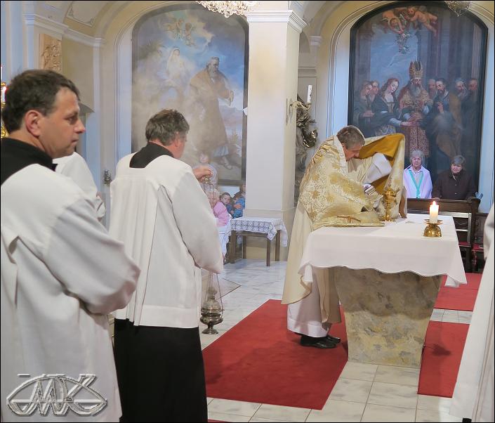 po mši svaté na památku Poslední večeře Páně odnáší kněz všechny proměněné hostie do svatostánku vzadu v kostele