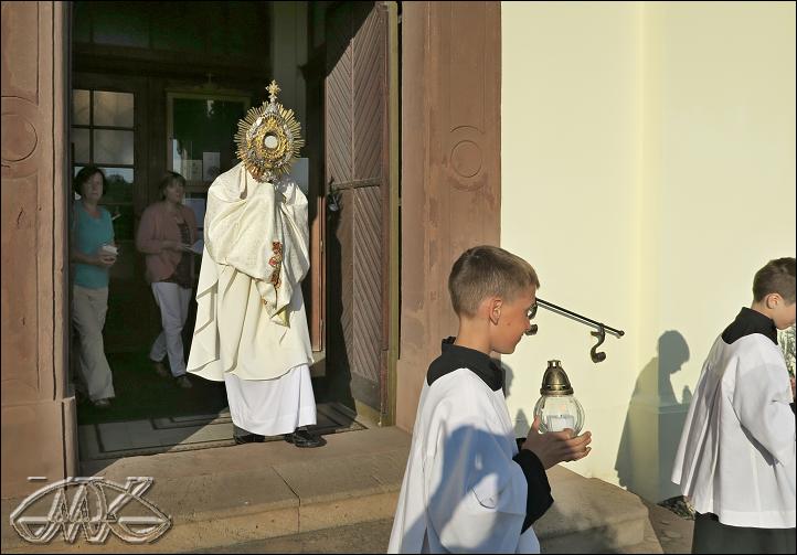 ve dveřích kostela