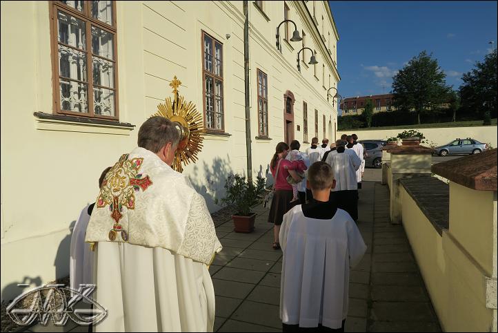 jako o správném božítělovém průvodu je cesta poseta květy