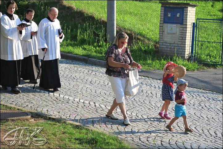 Žofinka zkoumá, zda z košíčku přece jen nějaká ta kytka ještě nevypadne