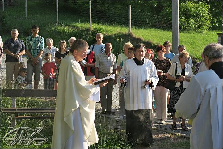 otec Alois se chystá předčítat