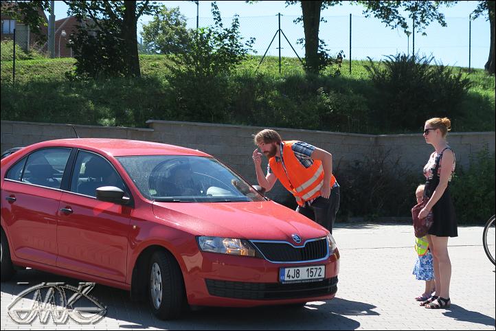 Jirka naviguje přijíždějící auta