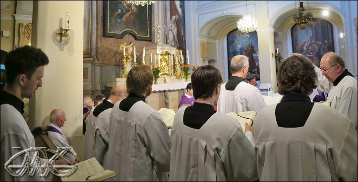 schola předzpěvuje žalm